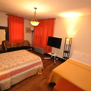  Homestay Ewr Airport Multilevel With 2-3 Beds